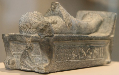 Isis as a kite is over the body of the dead. Statuette of prince Tutmosis, son of Amenhotep III. XVIII Dynasty. Altes Musuem (Berlin). Photo: Mª Rosa Valdesogo Martín.