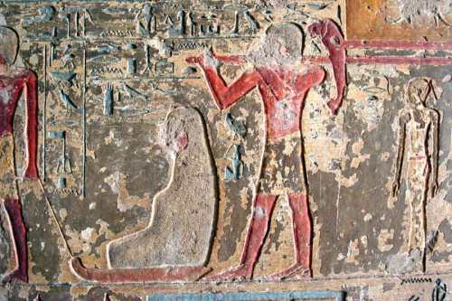 The tekenu on a sledge, behind we can see the mourner (Drt) with short hair. Scene from the tomb of Renni in el-Kab. XVIII Dynasty. Photo: www.osirisnet.net