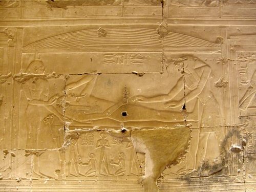 Osiris (father) coming back to life and helped by Isis (his wife) and Horus (his son). Relief from the temple of Seti I in Abydos. XIX Dynasty. Photo: www.egypte-antique.fr)