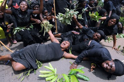 African women mourning. Photo: www.africanhistory-histoireafricaine.com
