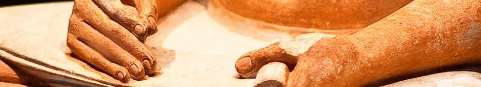 Seated scribe of the Louvre; detail of his hands. VI Dynasty. Musée du Louvre. Photo: www.commons.wikimedia.org